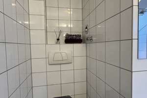 Attraktive 2-Zimmer-Dachgeschosswohnung mit Balkon, Stellplatz und neuer Einbauküche in Huckingen – Biegerfelder Weg 39, 47259 Huckingen, Duisburg – Vorschaubild 7