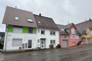 Lichtdurchflutet! Charmantes Reihenhaus mit sonniger Terrasse in gesuchter Wohnlage – Die vollständige Adresse der Immobilie erhältst du vom Anbieter., 88441 Mittelbiberach – Vorschaubild 1