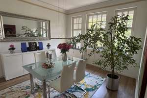 Schicke Altbauwohnung mit hohen Decken und zwei Balkonen