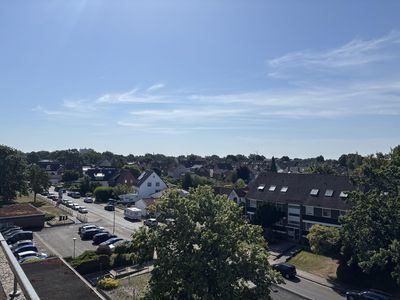 Frisch renovierte 3-Zimmer-Wohnung mit Deister-Blick, Balkon, Einbauküche & Fahrstuhl in Berenbostel