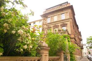 DESIGNER-DACHGESCHOSS-WOHNUNG MIT "2 SCHLAFZIMMERN" IN EINEM HISTORISCHEM STADTPALAIS