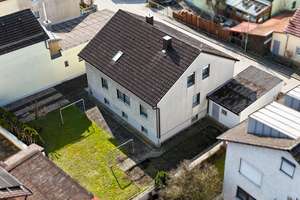 Reserviert: Renovierungsbedürftiges Zweifamilienhaus mit Garage in zentraler Lage in Plattling – Die vollständige Adresse der Immobilie erhältst du vom Anbieter., 94447 Plattling – Vorschaubild 2