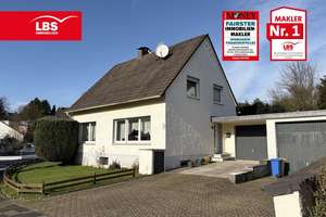 Einfamilienhaus mit Garten und Doppelgarage in ruhiger Lage – Die vollständige Adresse der Immobilie erhältst du vom Anbieter., 42655 Solingen-Mitte, Solingen – Vorschaubild 1