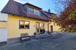 Charmantes Einfamilienhaus in ruhiger Wohnlage von Waldbrunn – inklusive Einliegerwohnung – Die vollständige Adresse der Immobilie erhältst du vom Anbieter., 97295 Waldbrunn – Vorschaubild 1
