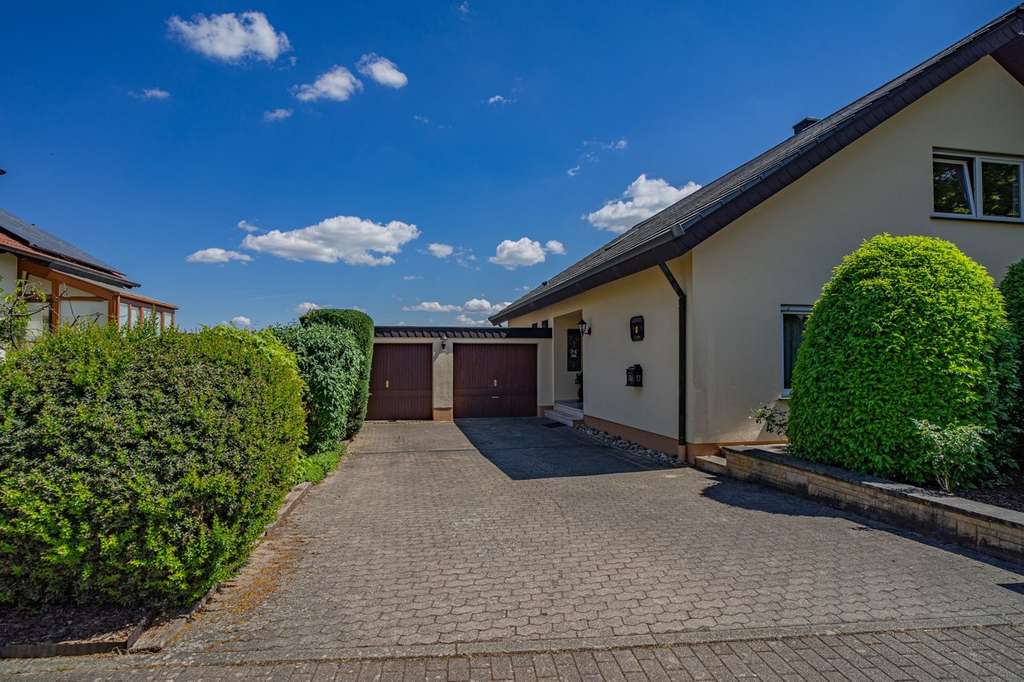 Immobilie in Sulzfeld - Attraktives Wohnambiente mit Ausblick und großzügigen Außenbereichen - Bild 1