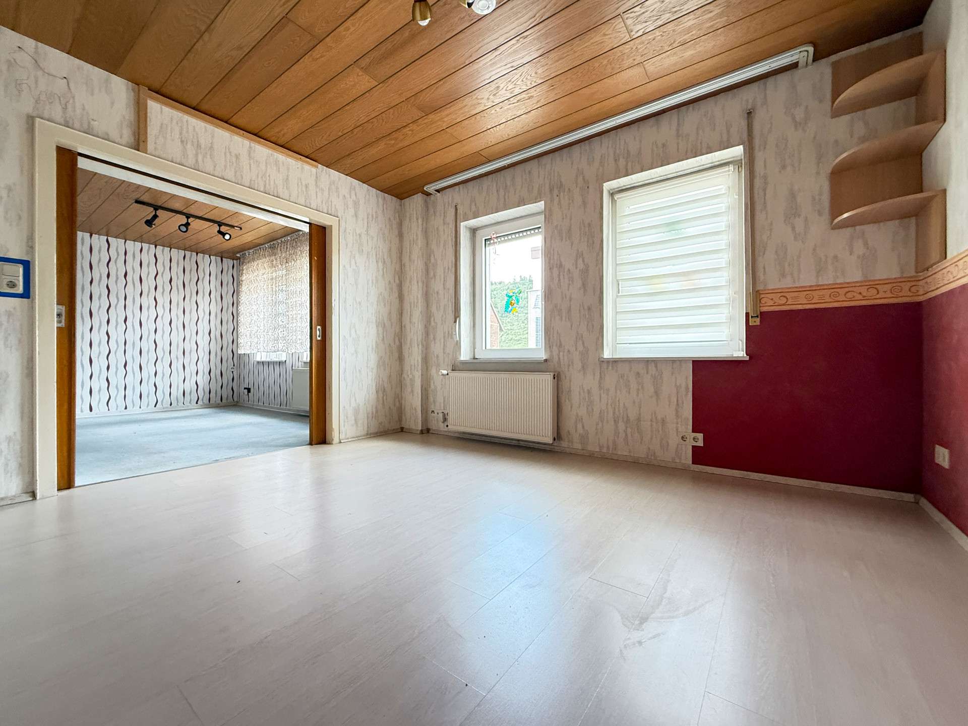 Immobilie in Herdorf - Viel Platz für die Familie – großzügiges Einfamilienhaus mit Wintergarten, Pool und zwei Garagen! - Bild 2