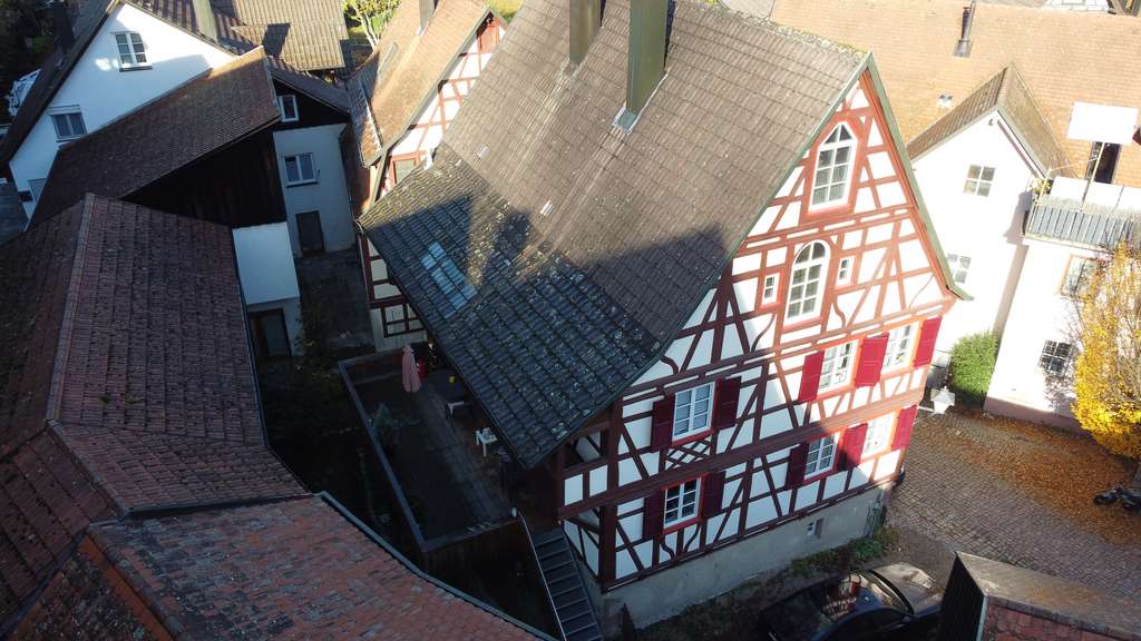 Immobilie in Schiltach - Geschichte trifft Luxus – exklusiv saniertes Fachwerkhaus mit Terrasse & Steuervorteil - Bild 1