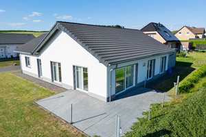 **Wohnen auf einer Ebene: Neuwertiger Bungalow mit Carport** – Bitburg-Prüm (Kreis) – Vorschaubild 1