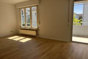 Helle, renovierte 2-Zimmer-Wohnung mit neuem Parkett, Balkon & TG-Stellplatz 
