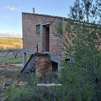 Finca mit Wasser von 10.500m2 + Haus von 61m2. Batea. 45.000€