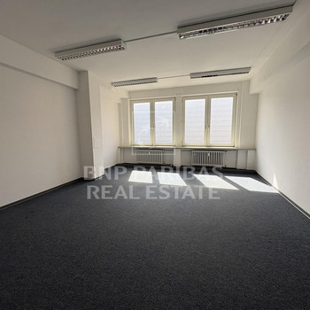 Kreatives Bürogebäude mit Lagermöglichkeiten in der Nähe der Ford-Werke