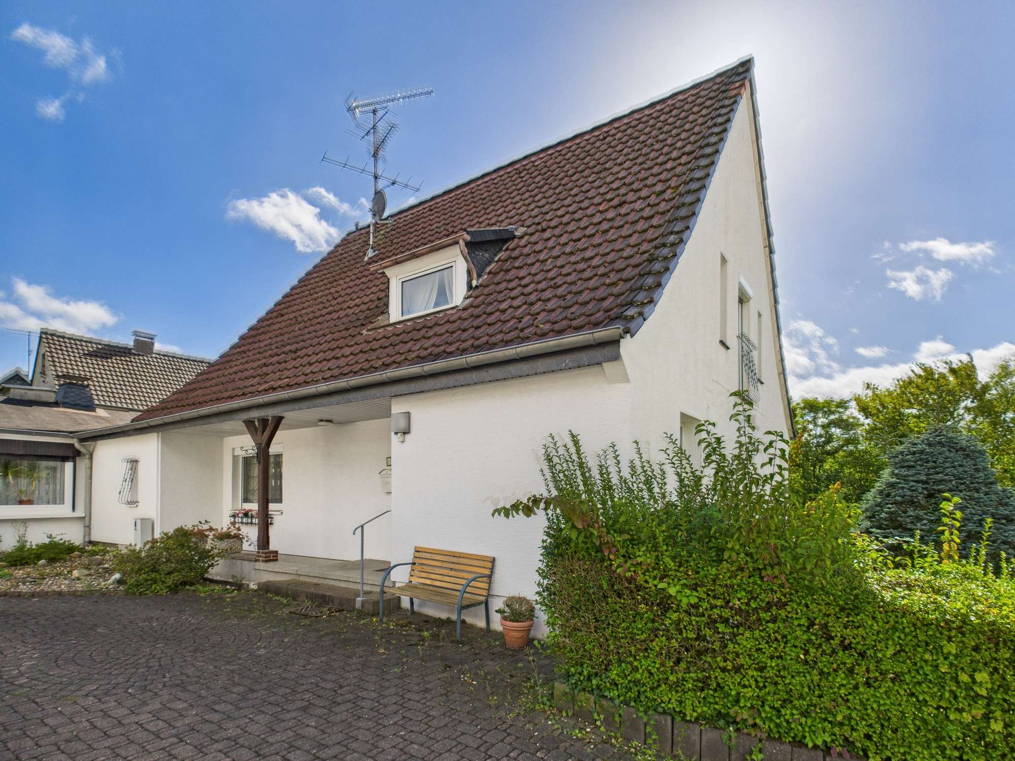 Gepflegtes Einfamilienhaus mit Garten, Garage und ruhiger Wohnlage – ideal für Familien, Solingen – Bild 1