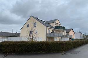 Neuwertige 4-Raum-Dachgeschosswohnung mit Balkon und Einbauküche in 5 Parteienhaus