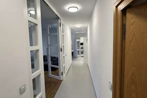 Luxuriöse möblierte Wohnung in Düsseldorf-Unterbilk mit Tiefgaragenstellplatz – Ernst-Gnoß-Straße 22, 40219 Unterbilk, Düsseldorf – Vorschaubild 2