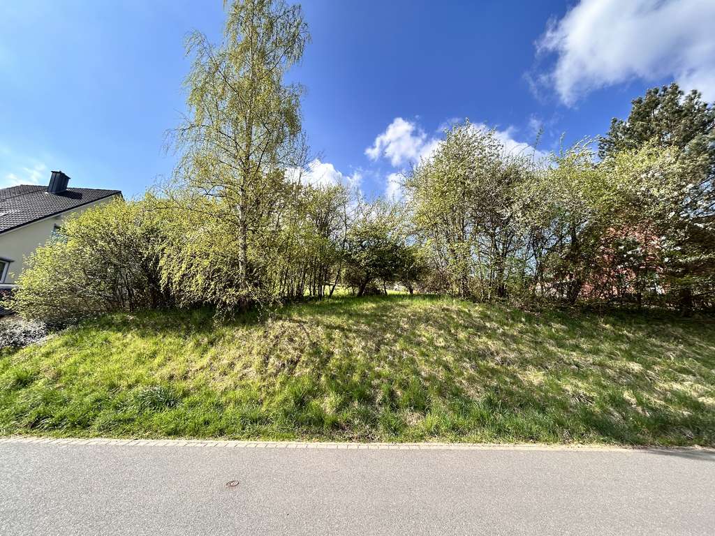 Seltene Gelegenheit: Sonniges Baugrundstück in Bestlage von Haibach – mit malerischem Fernblick!