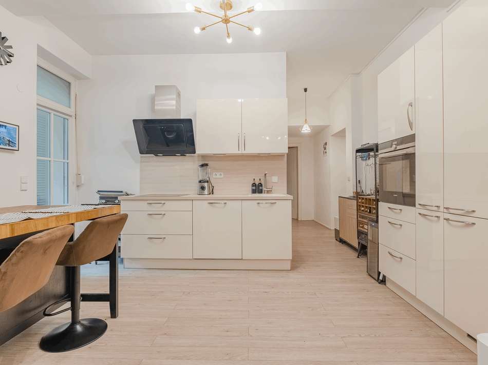 Zeitlos gestaltete Küche mi...