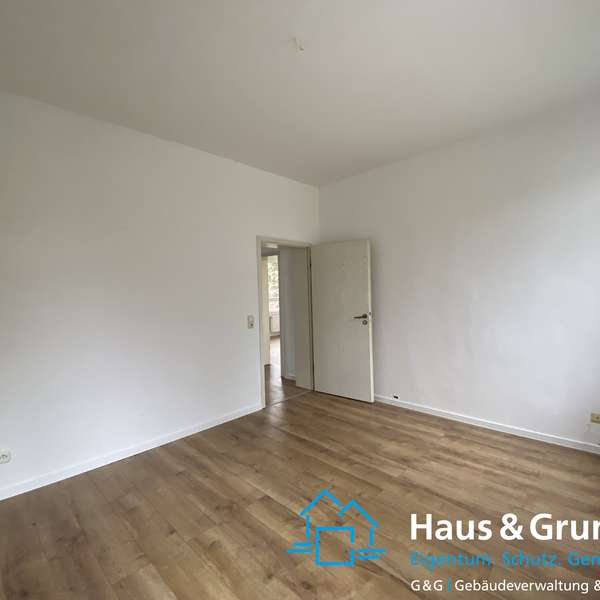 *** charmante 3-Zimmer-Wohnung - in ehemaliger Jugendstilvilla - großer Balkon - Blick ins Grüne ***