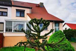 Dr. Lehner Immobilien NB -
Gepflegte Doppelhaushälfte energieeffizient und sehr ruhig gelegen – Uecker-Randow (Kreis) – Vorschaubild 1