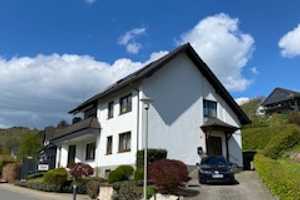 ***Einziehen und wohlfühlen - großes Ein-/Zweifamilienhaus in Eslohe-Kückelheim*** – Zum Hohenstein 6, 59889 Hochsauerlandkreis – Vorschaubild 2