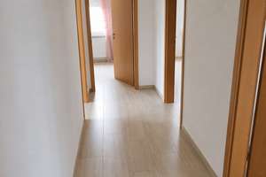 Helle gepflegte Halbdachwohnung mit Garten 