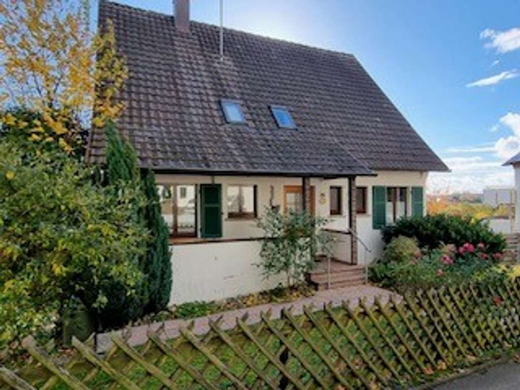 Immobilie in Holzmaden - Charmantes Einfamilienhaus mit traumhafter Aussicht und bebaubarem Garten. - Bild 0