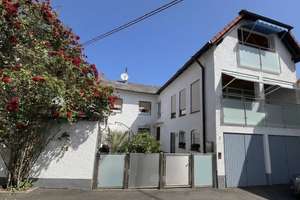 2-Familien/Generationenhaus mit 2 Garagenplätzen in ruhiger Lage