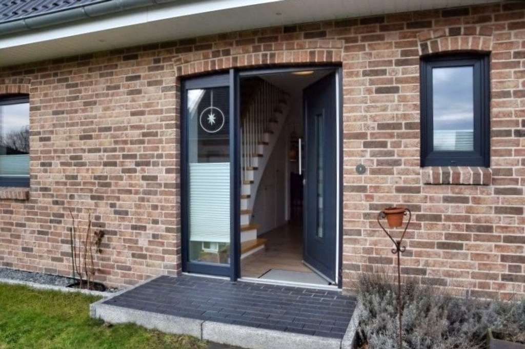 Immobilie in Schwesing - "Einziehen und loswohnen" - modernes, ansprechendes und junges Einfamilienhaus - inkl. PV Anlage -  - Bild 2