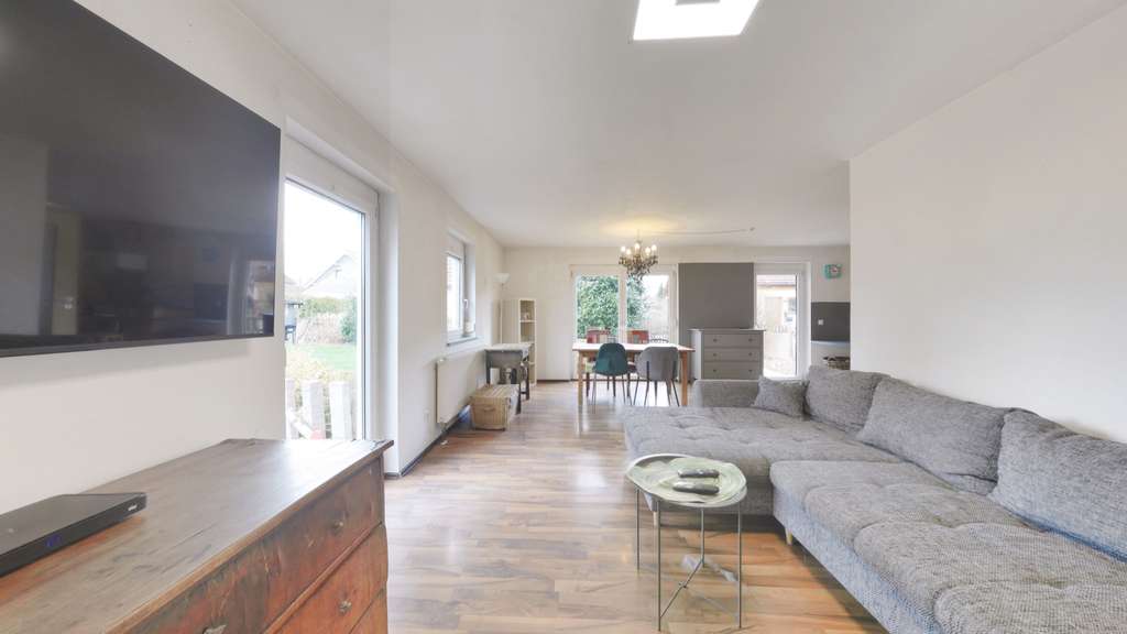 Immobilie in Gutenzell-Hürbel - Modernes Einfamilienhaus mit 5 Schlafzimmern, 2 Terrassen & großem Garten in familienfreundlicher L - Bild 1