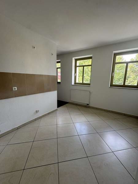 Helle Küche mit Fliesen.jpg