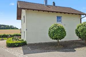 Traumhaftes Familienhaus mit Pool und großem Garten – Willkommen zu Hause – Die vollständige Adresse der Immobilie erhältst du vom Anbieter., 84326 Falkenberg – Vorschaubild 2