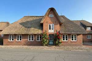 Saniertes Friesenhaus als Teilhaus in geschützter Ortslage – Die vollständige Adresse der Immobilie erhältst du vom Anbieter., 25938 Süderende – Vorschaubild 2