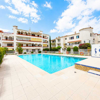 WOHNUNG MIT POOL UND PARKPLATZ NUR WENIGE SCHRITTE VOM STRAND ENTFERNT IN EMPURIABRAVA