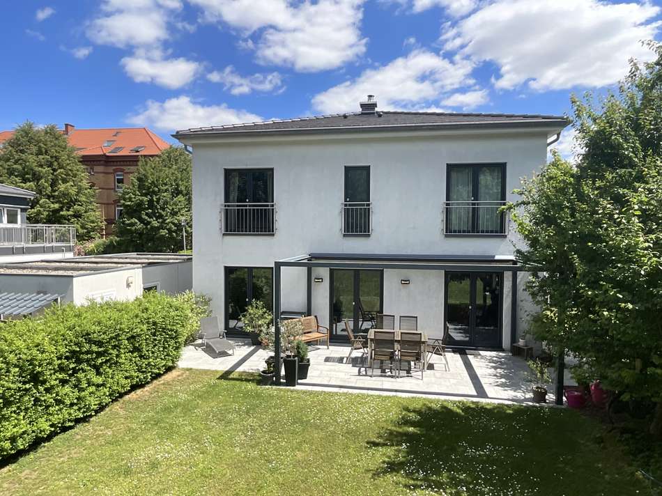 Hausrückseite mit Terasse