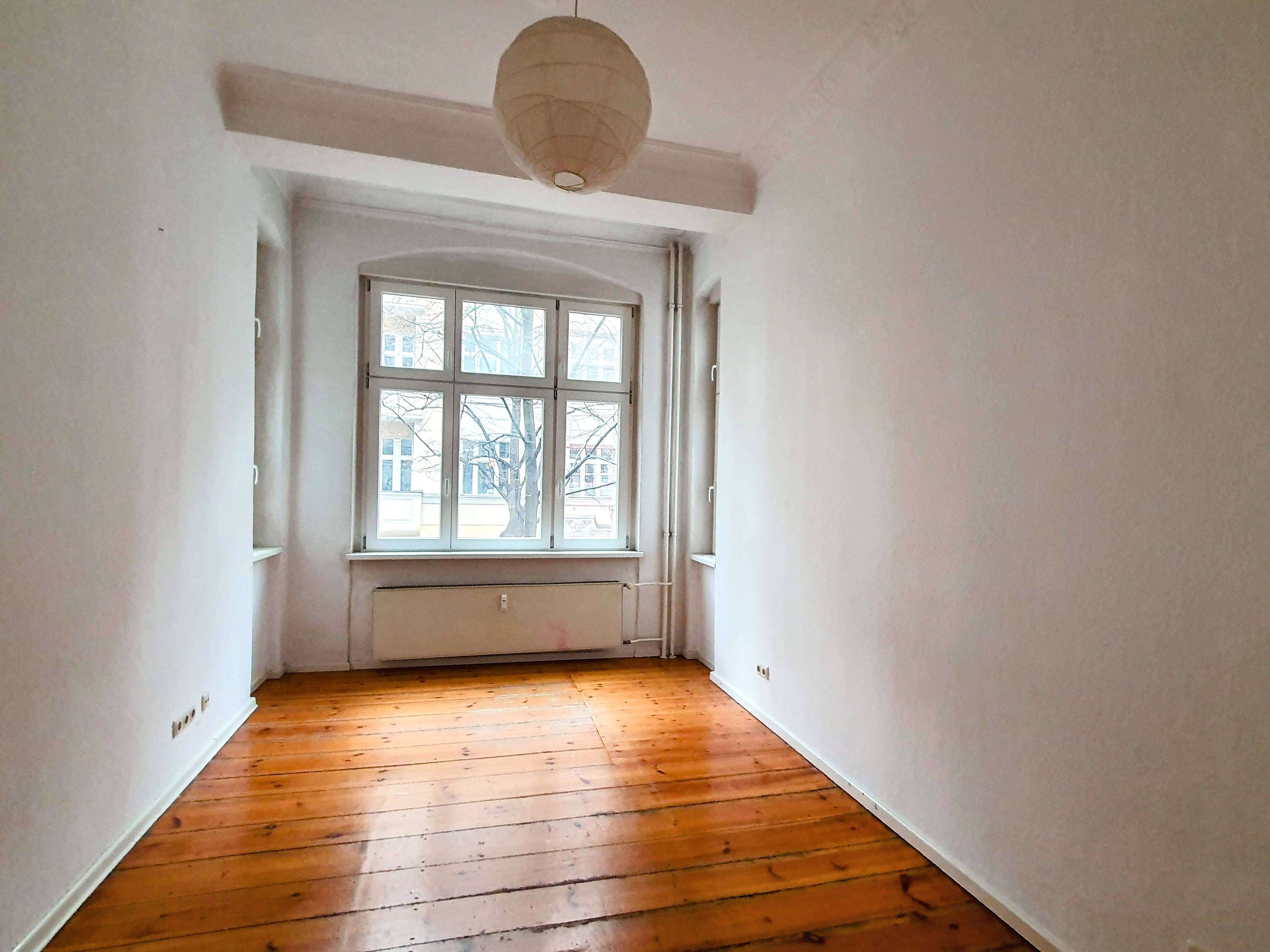 Altbaucharme trifft Potenzial: 2-Zimmer-Wohnung mit Balkon im Samariter Viertel, Friedrichshain, Berlin – Bild 1