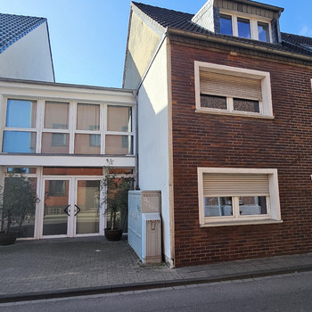 Drei Reihenhäuser, modernisiert- mit einem Innenhof – einzeln nutzbar oder verbindbar