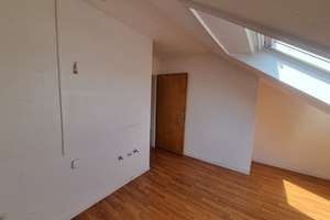 Helle gemütliche Dachgeschoßwohnung, 2,5 Zimmer, Küche, Wannenbad – Die vollständige Adresse der Immobilie erhältst du vom Anbieter., 55118 Neustadt, Mainz – Vorschaubild 2