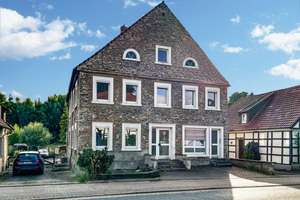 Repräsentatives Bruchsteinhaus mit drei Wohneinheiten und exklusivem Zugang zur Naturgrotte – Die vollständige Adresse der Immobilie erhältst du vom Anbieter., 32602 Vlotho – Vorschaubild 1