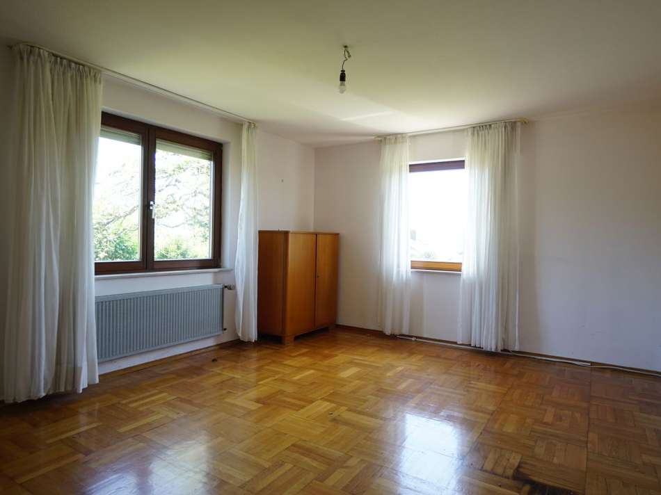 Schlafzimmer mit Parkettboden