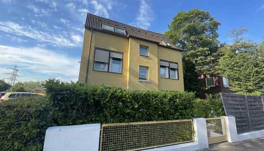 Bild von Mehrfamilienhaus mit 4 Wohnungen und 5 Garagen 