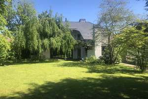 EXKLUSIVE LANDHAUSVILLA mit großem Garten und Panoramafenstern in Münchner Bestlage