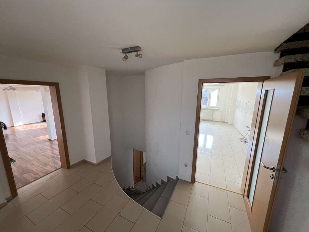 Immobilie in Usingen - Attraktives Wohnen / Haus über drei Ebenen – großzügig und hell. - Bild 1