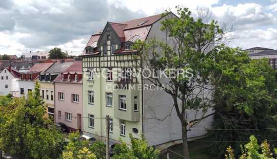 Bild von Gepflegtes Mehrfamilienhaus mit Garagen