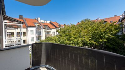 Zentral in Ottobrunn: Bezugsfreie 1-Zimmer-Eigentumswohnung mit Balkon und TG-Stellplatz