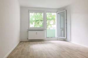 Miet mich frisch renoviert ... 3-Zimmer ... Balkon – Helbersdorfer Straße 12 e, 9120 Helbersdorf, Chemnitz – Vorschaubild 2