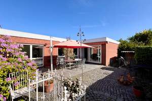 Charmanter Bungalow mit geschütztem Innenhof und Garage in begehrter Lage von Bielefeld-Großdornberg