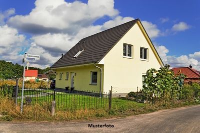 Einfamilienhaus nebst Carport und Garage