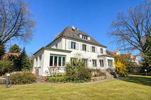Denkmalgeschützte Villa der 1930er Jahre auf parkähnlichem Grundstück in Bestlage von Fürth-Dambach