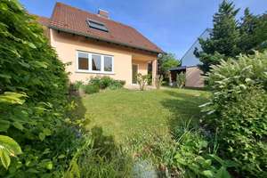 Gepflegtes Einfamilienhaus (Doppelhaushälfte) mit Garage in Rimpar