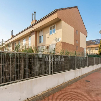 LA GARENA, ECKREIHHAUS IM GROSSEN CHALET-STIL...