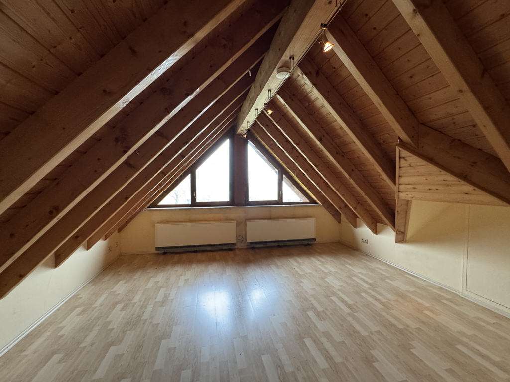 Immobilie in Sinzheim - Großzügiges, gemütliches Zweifamilienhaus mit 3 Garagen und großzügigem Gartengrundstück - Bild 2